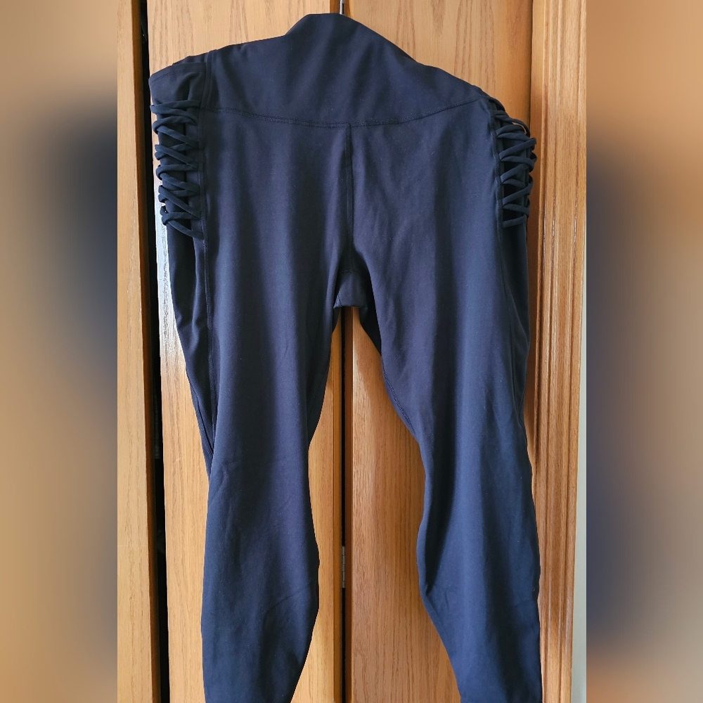 Woman's Black Lace-Up Side Capri Leggings 2x